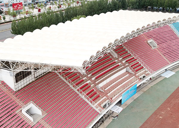 膜結(jié)構(gòu)看臺以其獨具特色的建筑形式和大跨度的設(shè)計在體育場館、公共廣場和高爾夫球場等場所中得到廣泛應(yīng)用!